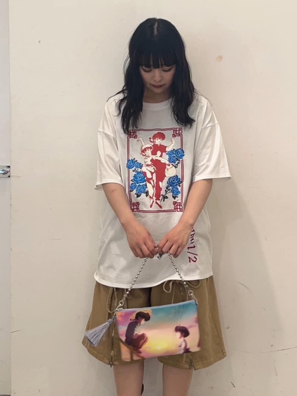 ベージュ系のデニムパンツ、ブラック系のその他シューズ、ホワイト系のTシャツ/カットソーを着用したレディースの春コーディネートの4枚目の写真