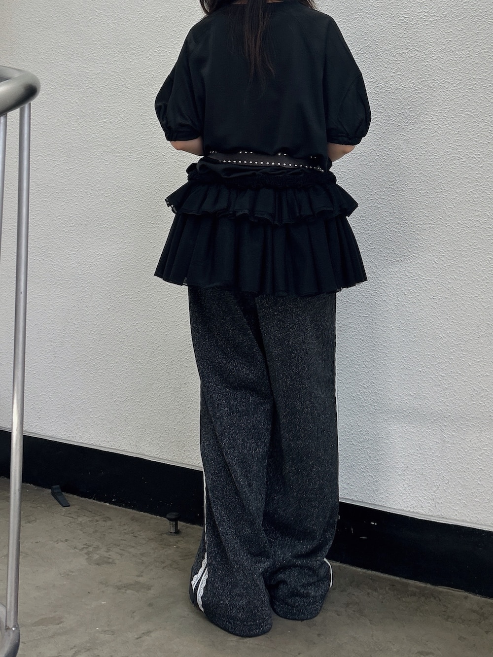 ブラック系のワンピース、ブラック系のその他パンツ、ブラック系のローファーを着用したレディースの春コーディネートの3枚目の写真