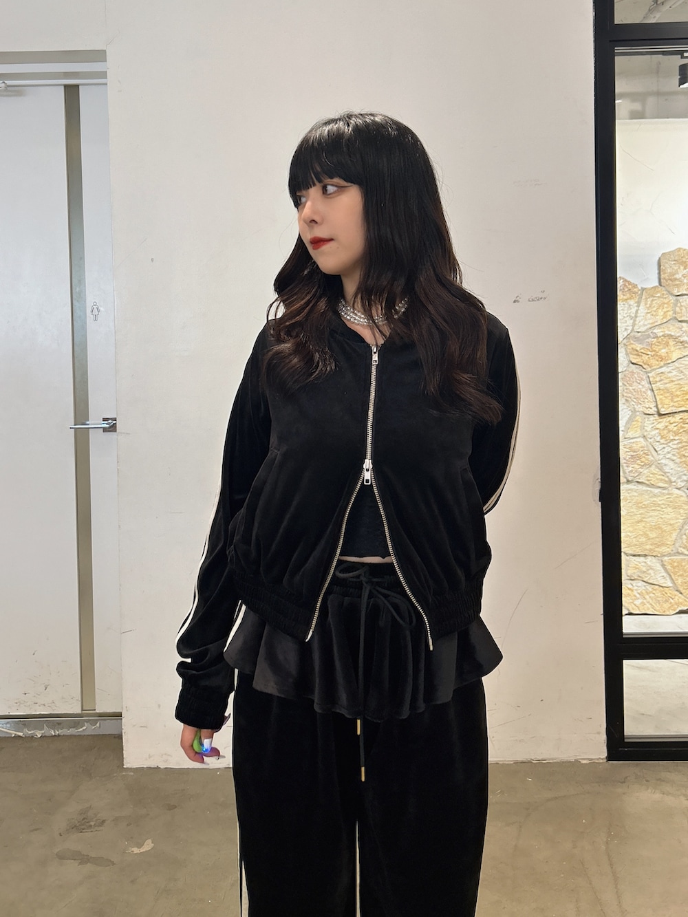 ブラック系のその他パンツ、ブラック系のパーカー、ブラック系のブーツを着用したレディースの秋コーディネートの4枚目の写真