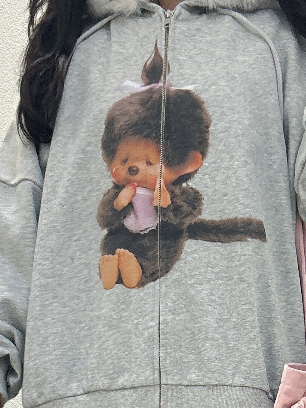 グレー系のパーカー、ピンク系のトートバッグ、ブラック系のブーツを着用したレディースの秋コーディネートの4枚目の写真