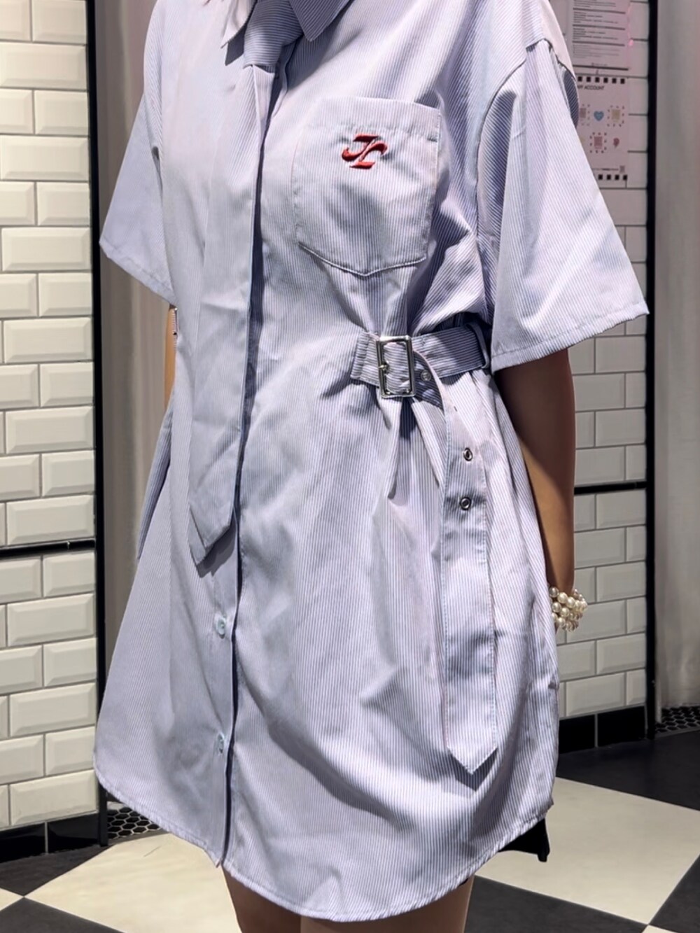 パープル系のシャツ/ブラウス、ブラック系のバレエシューズ、ホワイト系のピアス（両耳用）を着用したレディースの夏コーディネートの5枚目の写真