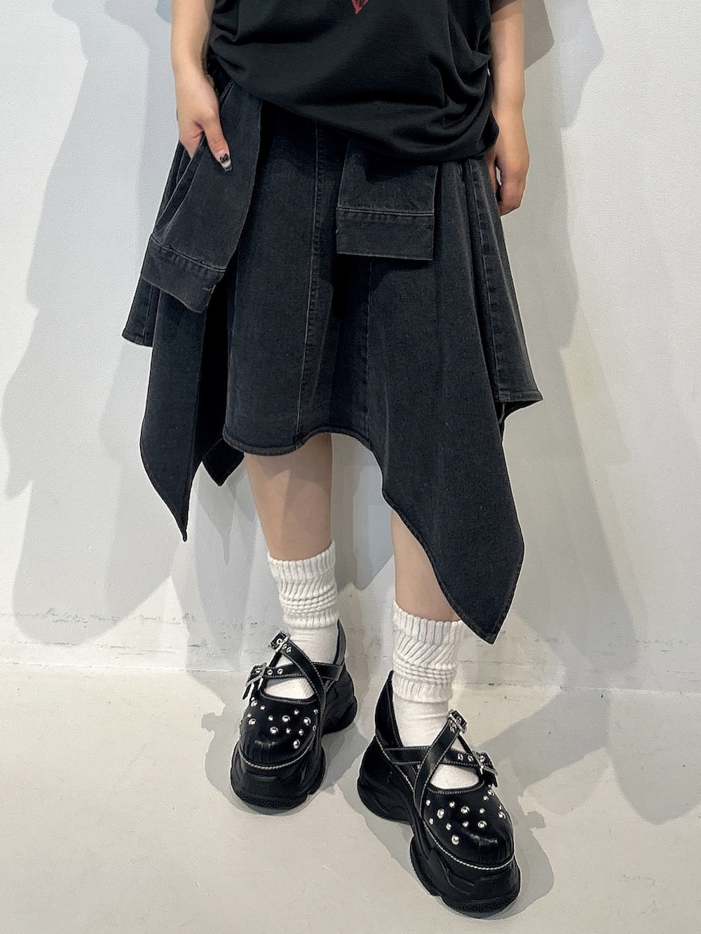 ブラック系のTシャツ/カットソー、ブラック系のスカート、ブラック系のサンダルを着用したレディースの春コーディネートの4枚目の写真