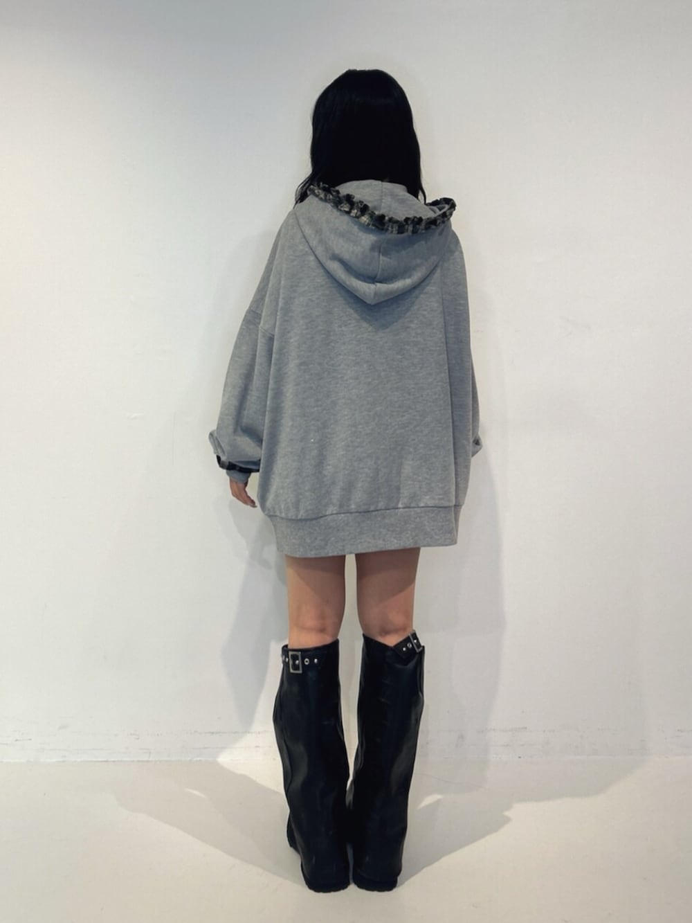 ブラック系のブーツ、ホワイト系のその他パンツ、グレー系のその他トップスを着用したレディースの夏コーディネートの3枚目の写真