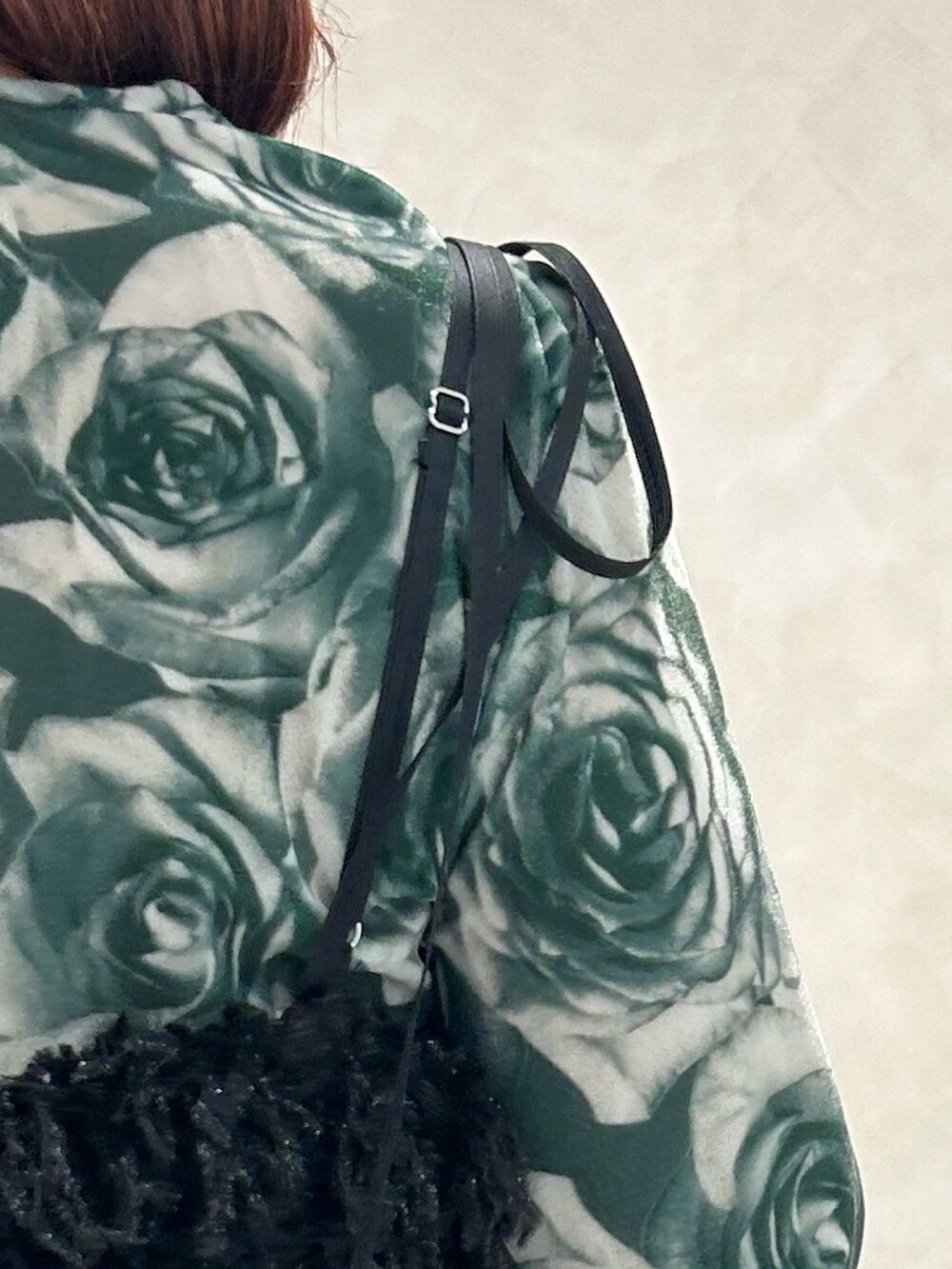 ブラック系のワンピース、ブラック系のブーツ、ブルー系のTシャツ/カットソーを着用したレディースの秋コーディネートの6枚目の写真