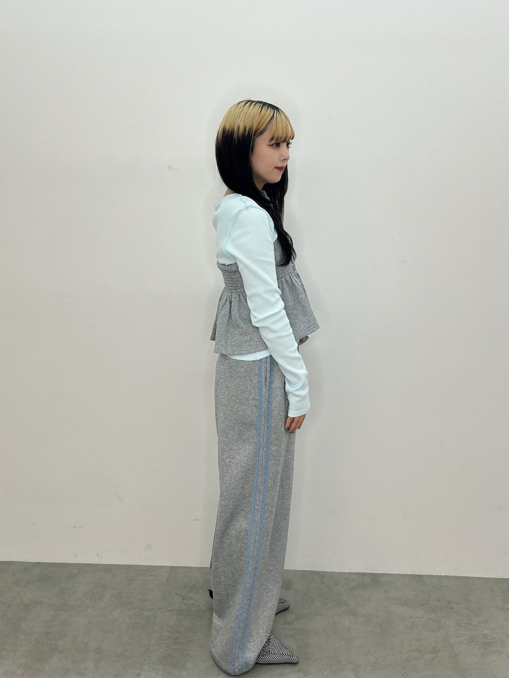 グレー系のキャミソール、グレー系のその他パンツ、ブルー系のTシャツ/カットソーを着用したレディースの春コーディネートの2枚目の写真