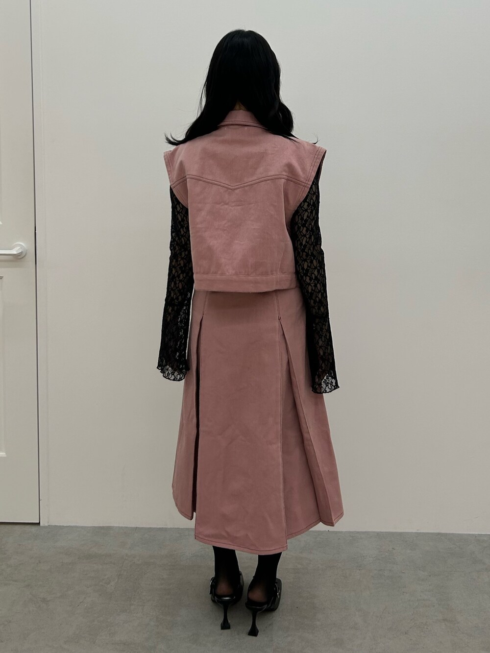 ピンク系のワンピース、ブラック系のパンプス、ブラック系のTシャツ/カットソーを着用したレディースの春コーディネートの3枚目の写真