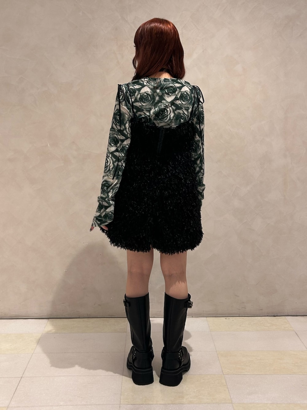 ブラック系のワンピース、ブラック系のブーツ、ブルー系のTシャツ/カットソーを着用したレディースの秋コーディネートの3枚目の写真