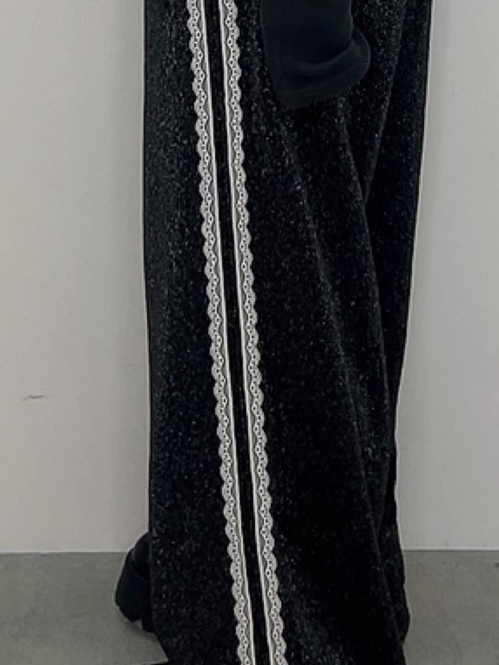 ブラック系のキャミソール、ブラック系のその他パンツ、ブラック系のローファーを着用したレディースの春コーディネートの5枚目の写真