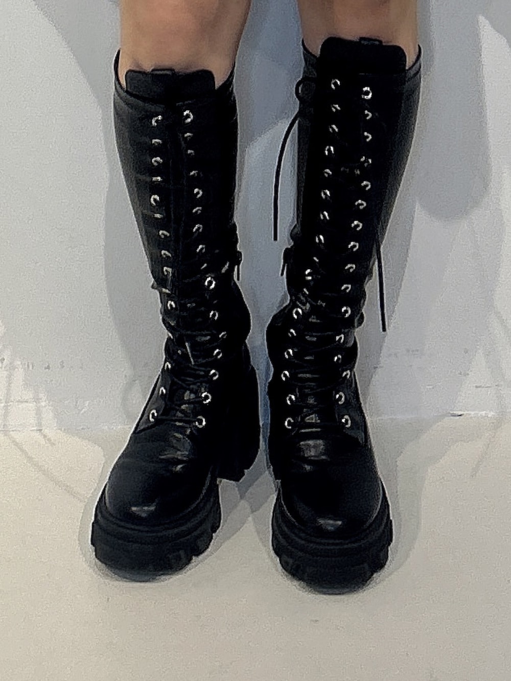 グレー系のワンピース、ブラック系のブーツを着用したレディースの冬コーディネートの5枚目の写真