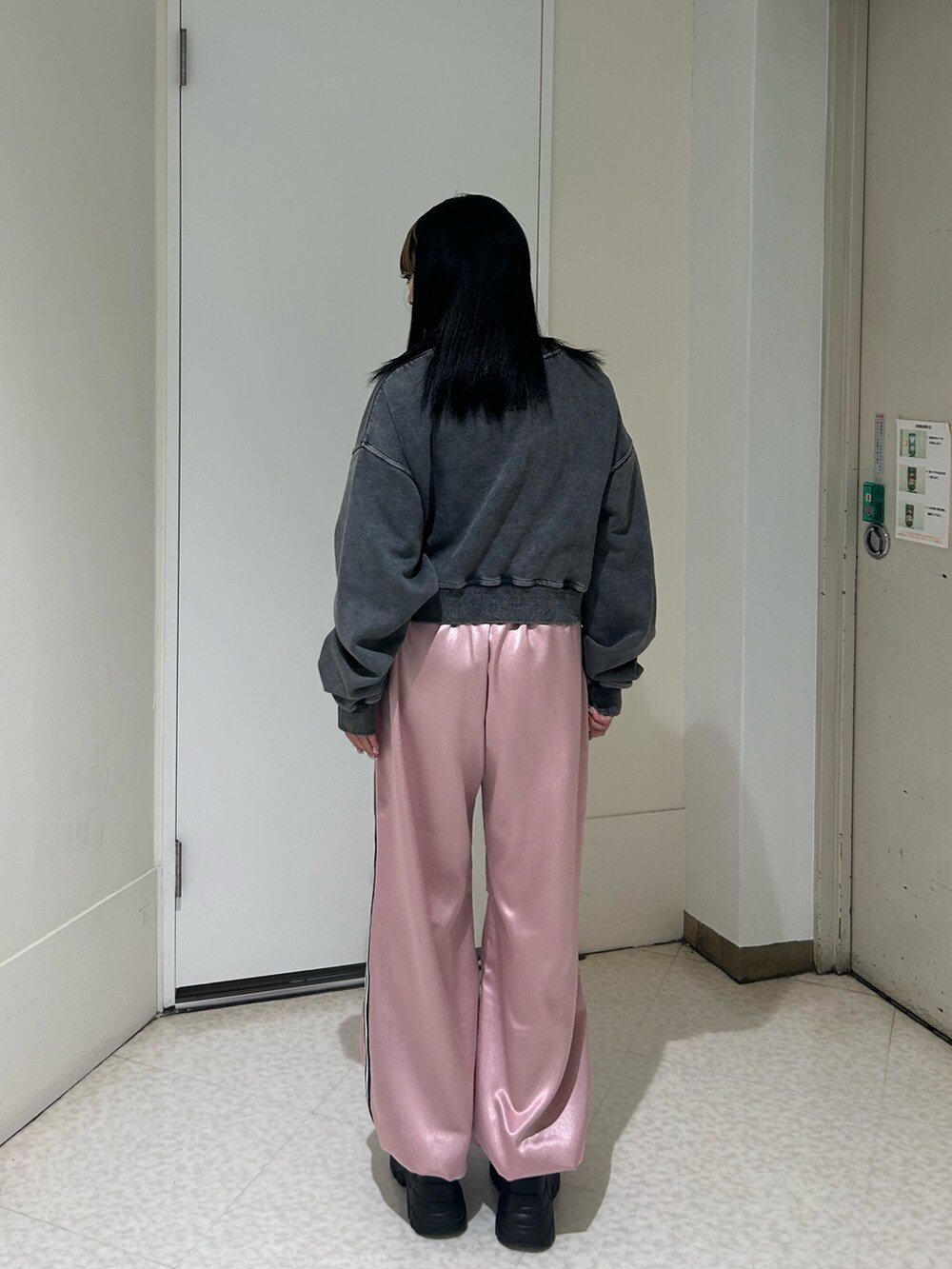 ピンク系のその他パンツ、ブラック系のスウェット、ブラック系のブーツを着用したレディースの冬コーディネートの3枚目の写真