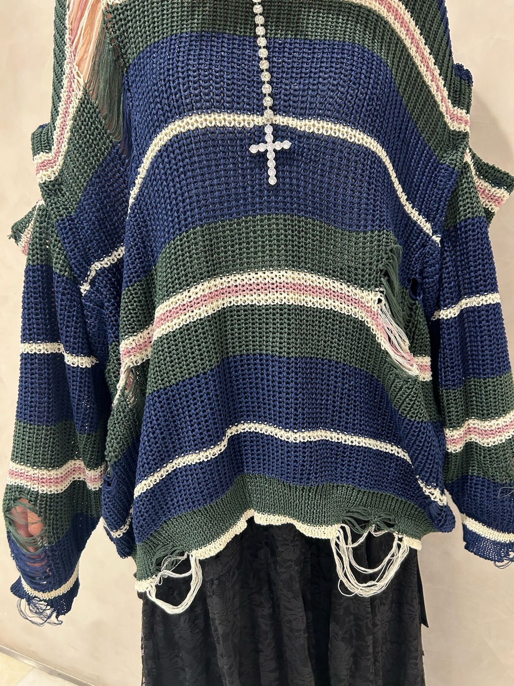 ブラック系のスカート、ブラック系のドレスシューズ、ホワイト系のシューズ小物/雑貨を着用したレディースの秋コーディネートの7枚目の写真