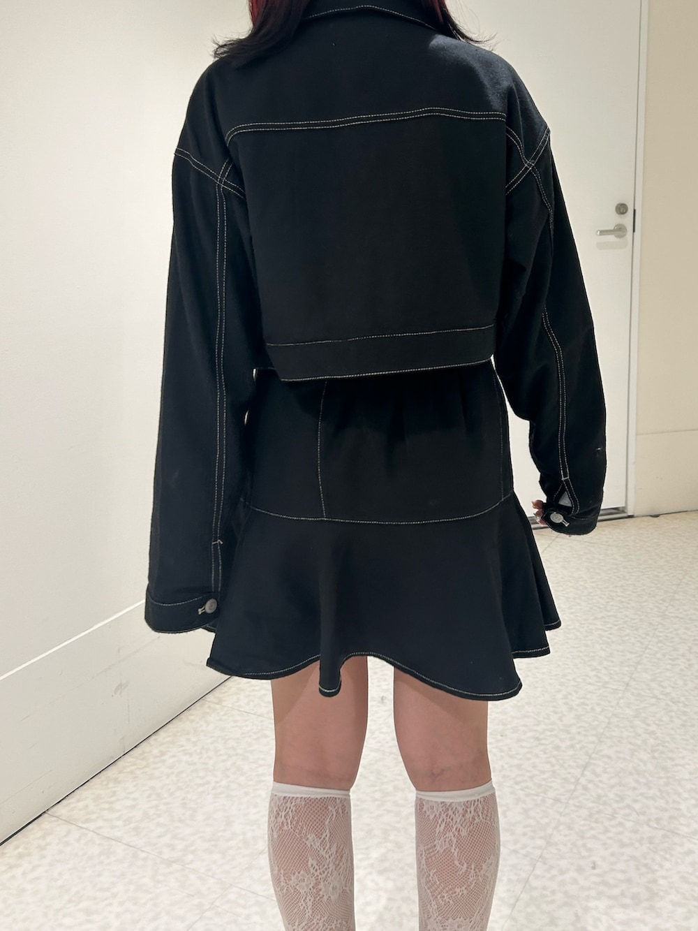 ブラック系のワンピース、ホワイト系のTシャツ/カットソー、レッド系のローファーを着用したレディースの秋コーディネートの5枚目の写真