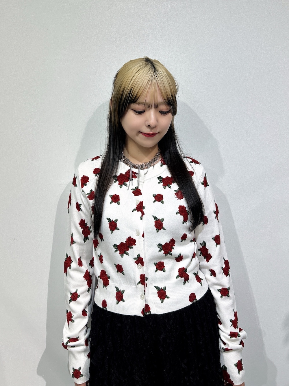 ホワイト系のカーディガン/ボレロ、ブラック系のその他パンツ、ブラック系のローファーを着用したレディースの冬コーディネートの4枚目の写真