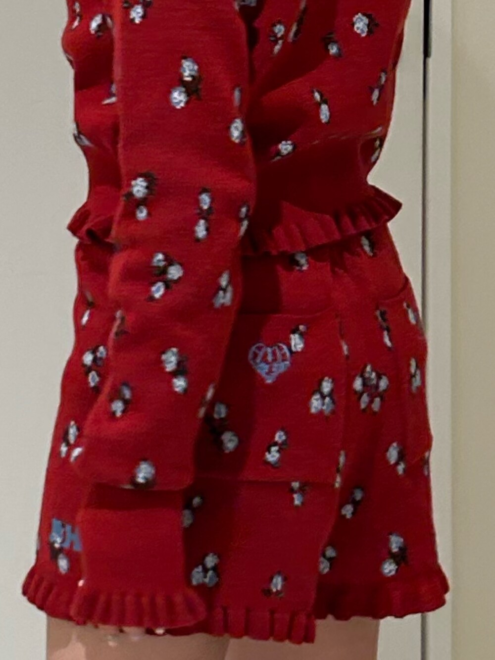 レッド系のニット/セーター、レッド系のニット/セーター、レッド系のローファーを着用したレディースの冬コーディネートの5枚目の写真