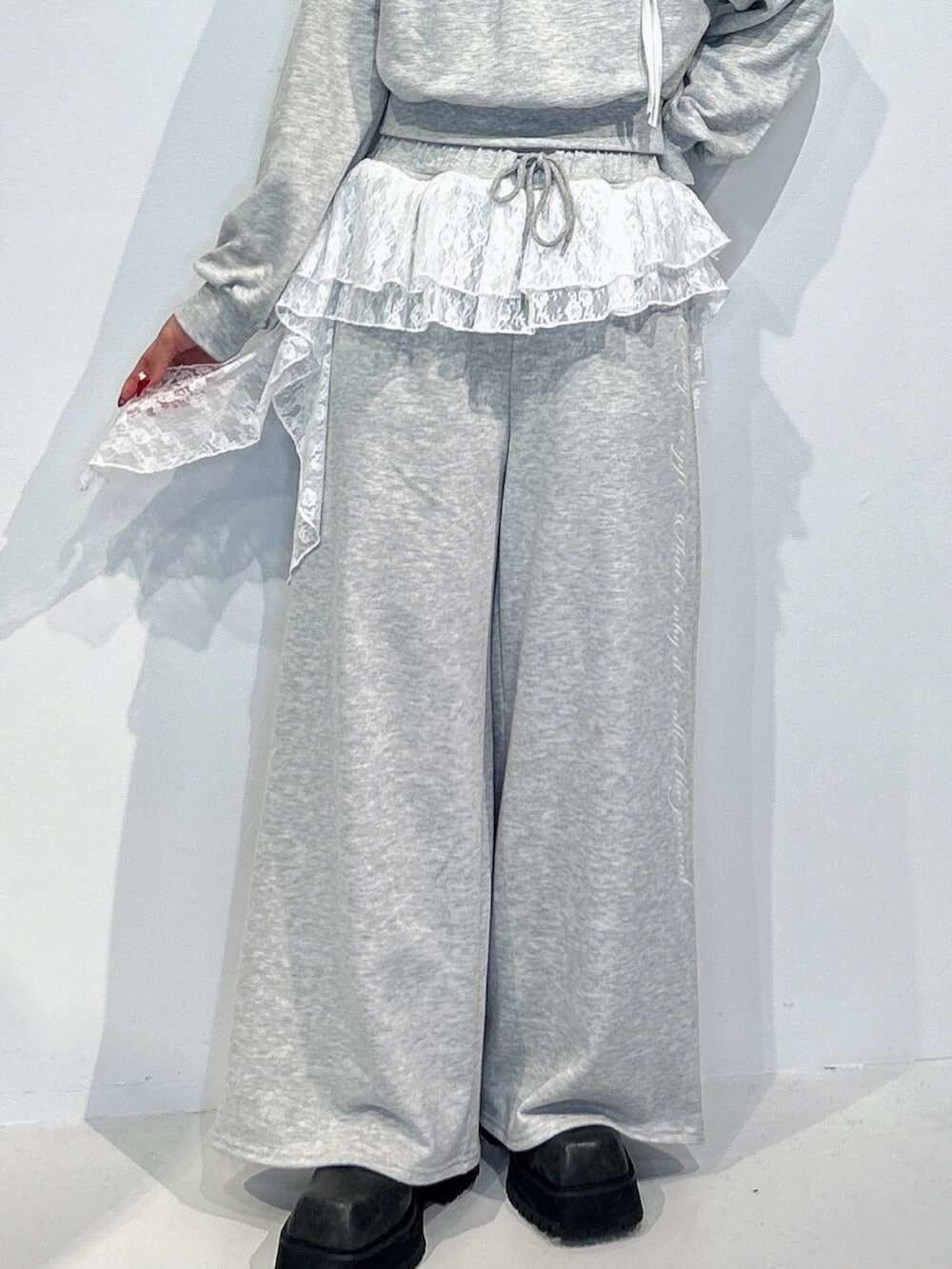 ブラック系のブーツ、グレー系のスウェットパンツ、グレー系のスウェットを着用したレディースの冬コーディネートの5枚目の写真