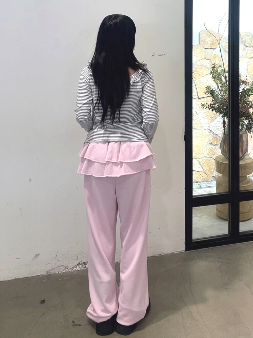ブラック系のブーツ、ピンク系のスウェットパンツ、グレー系のTシャツ/カットソーを着用したレディースの夏コーディネートの3枚目の写真