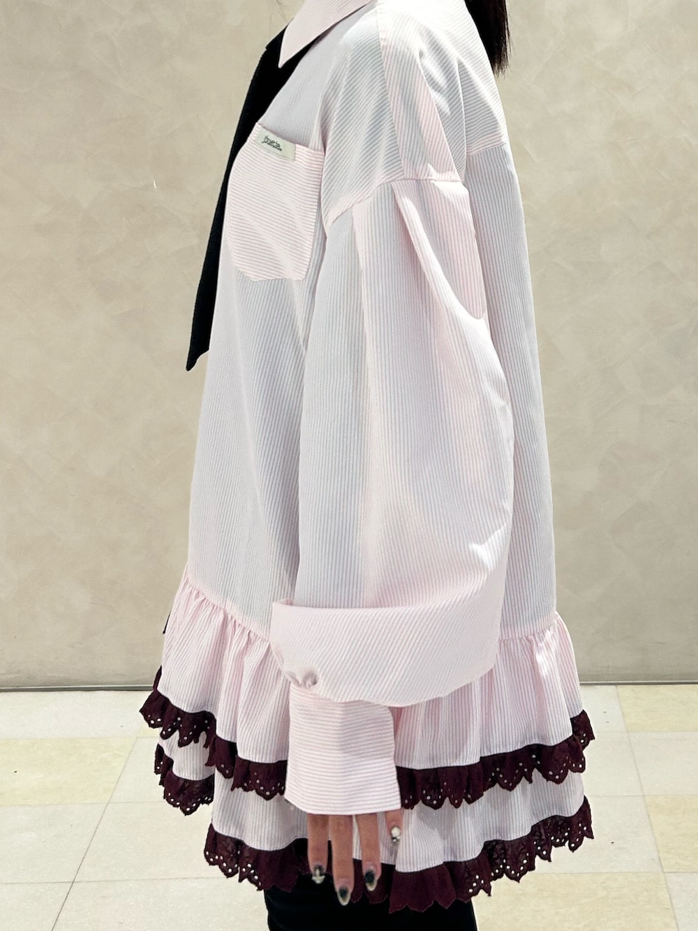 ピンク系のシャツ/ブラウス、ブラック系のデニムパンツ、ブラック系のドレスシューズを着用したレディースの秋コーディネートの6枚目の写真