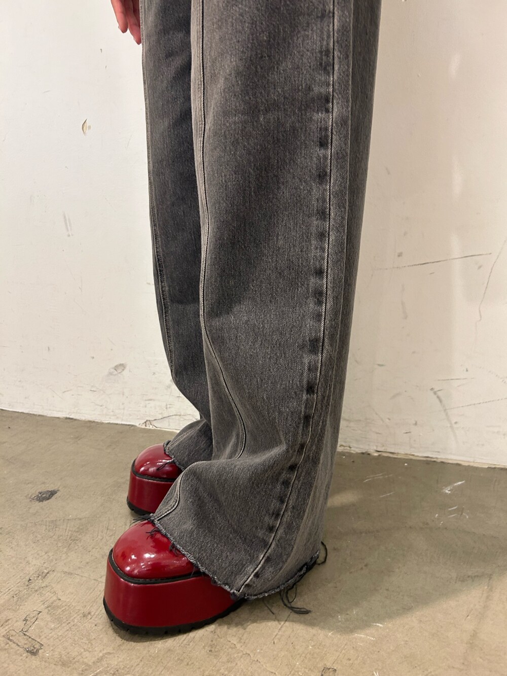 グリーン系のTシャツ/カットソー、ブラック系のデニムパンツ、レッド系のローファーを着用したレディースの夏コーディネートの8枚目の写真