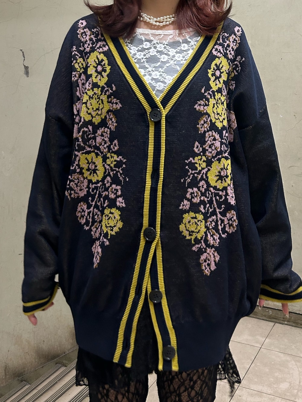 ブルー系のニット/セーター、ホワイト系のTシャツ/カットソー、ブラック系のその他パンツを着用したレディースの冬コーディネートの4枚目の写真