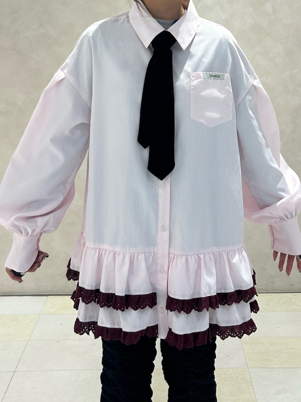 ピンク系のシャツ/ブラウス、ブラック系のデニムパンツ、ブラック系のドレスシューズを着用したレディースの秋コーディネートの5枚目の写真