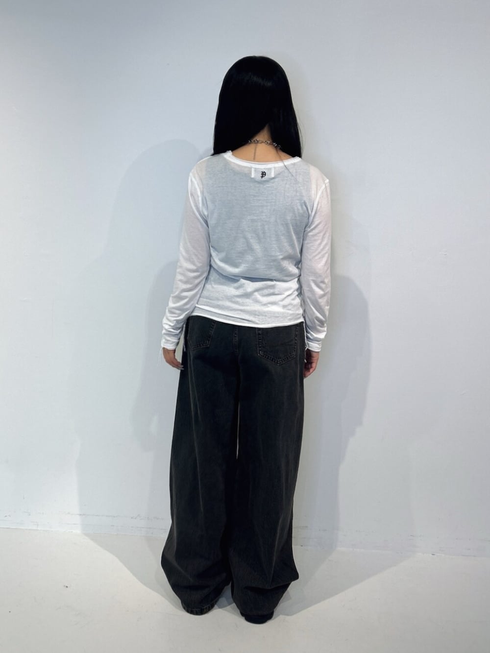 ホワイト系のTシャツ/カットソー、ブラック系のデニムパンツ、グリーン系のサンダルを着用したレディースの夏コーディネートの3枚目の写真