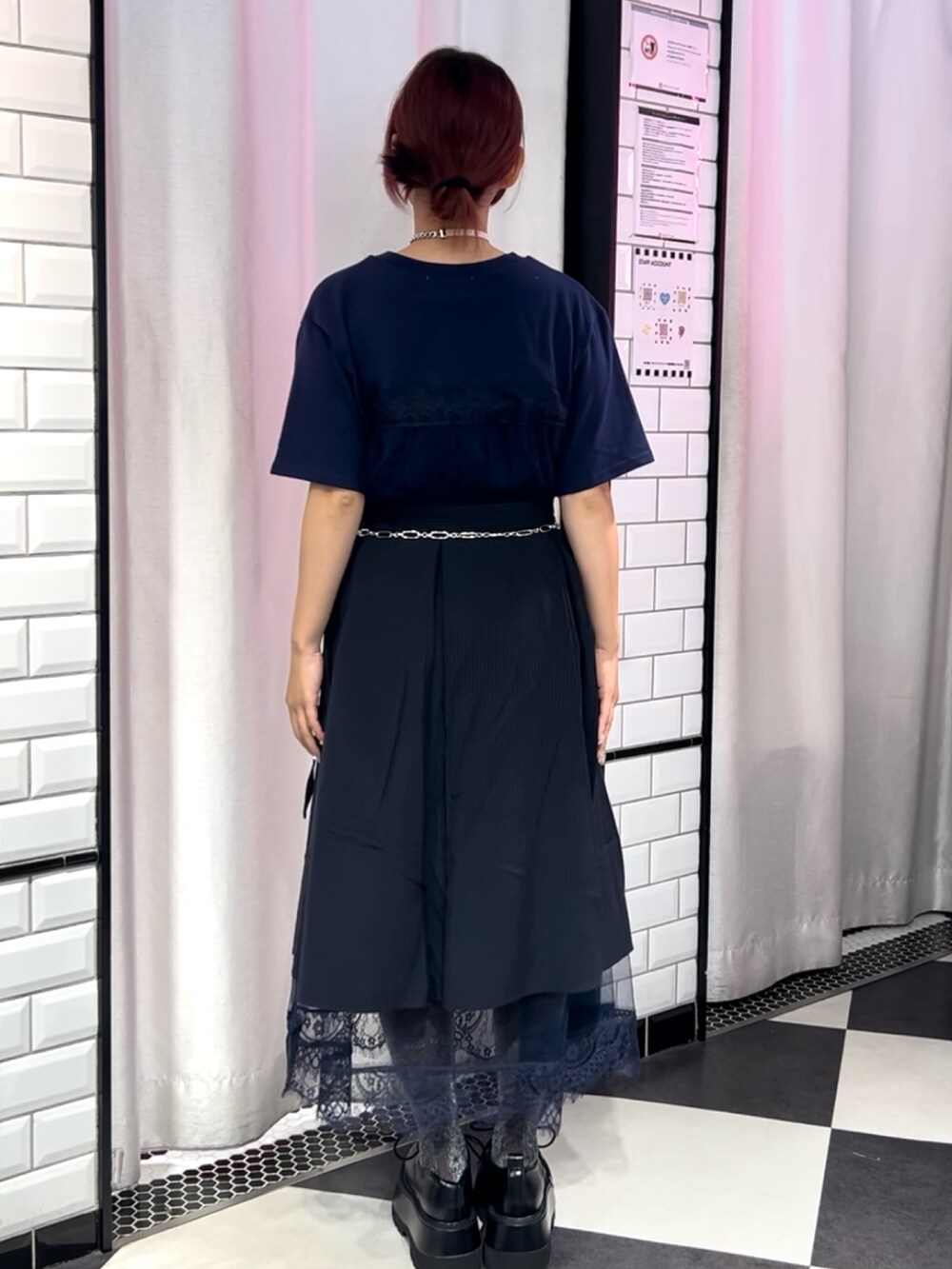 ブルー系のスカート、ブラック系のドレスシューズ、ブルー系のワンピースを着用したレディースの夏コーディネートの4枚目の写真