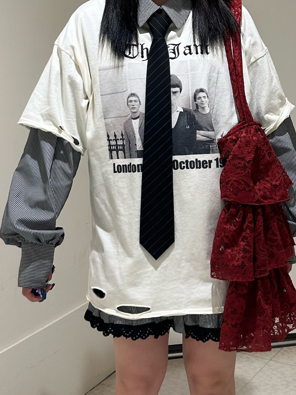 ホワイト系のTシャツ/カットソー、レッド系のスニーカー、レッド系のトートバッグを着用したレディースの春コーディネートの6枚目の写真