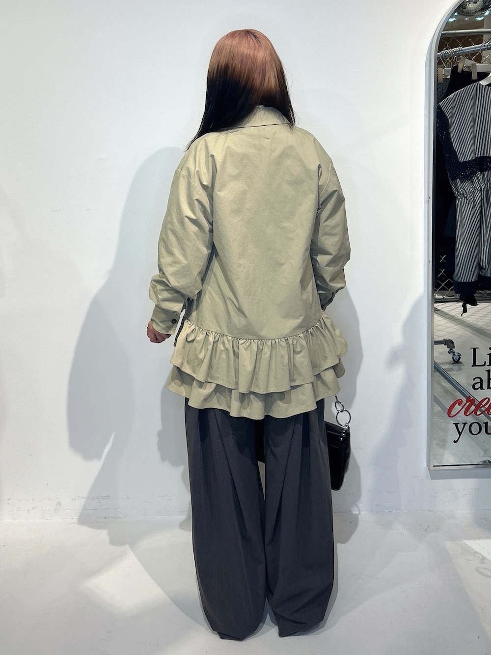 ベージュ系のワンピース、ホワイト系のシャツ/ブラウス、グレー系のスラックスを着用したレディースの春コーディネートの3枚目の写真