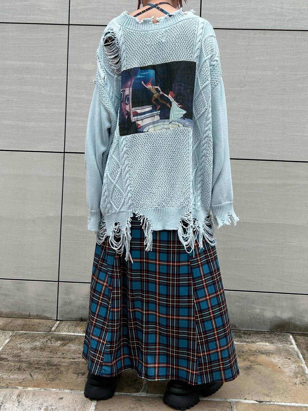 ブルー系のカーディガン/ボレロ、ブルー系のワンピース、ブラック系のブーツを着用したレディースの夏コーディネートの3枚目の写真