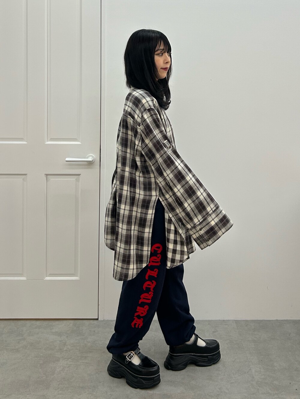 ブラウン系のシャツ/ブラウス、ブルー系のスウェットパンツ、ブラック系のローファーを着用したレディースの春コーディネートの2枚目の写真