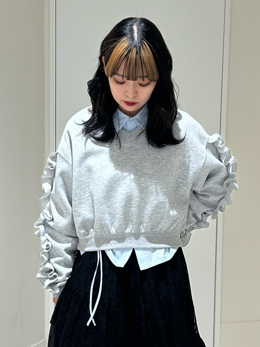 ブラック系のスカート、グレー系のスウェット、ブルー系のシャツ/ブラウスを着用したレディースの冬コーディネートの5枚目の写真