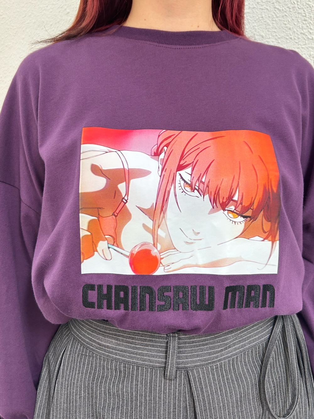 グレー系のスカート、ブラック系のドレスシューズ、パープル系のTシャツ/カットソーを着用したレディースの夏コーディネートの5枚目の写真