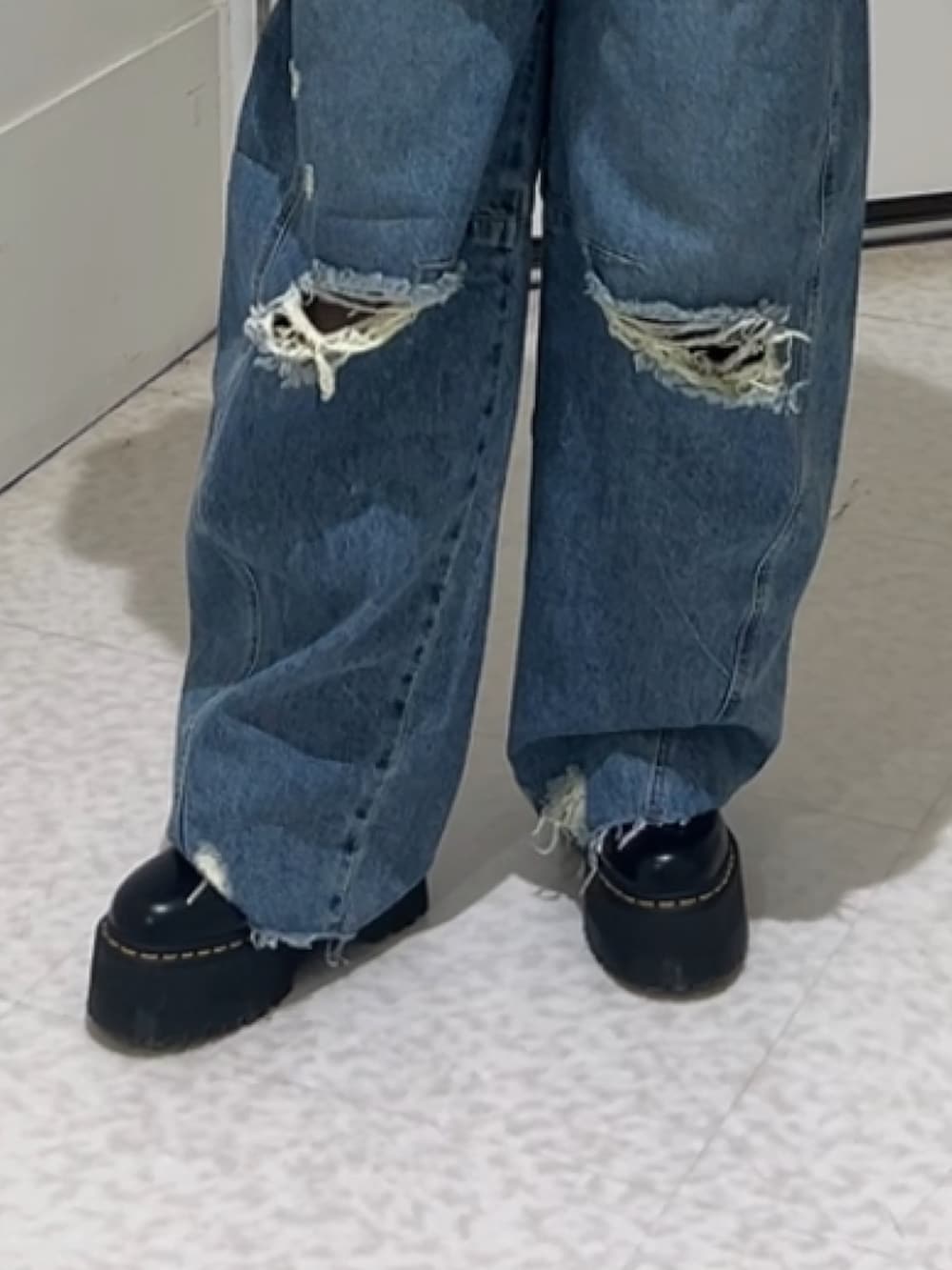 ブラック系のTシャツ/カットソー、ブラック系のその他シューズ、ブルー系のデニムパンツを着用したレディースの春コーディネートの7枚目の写真