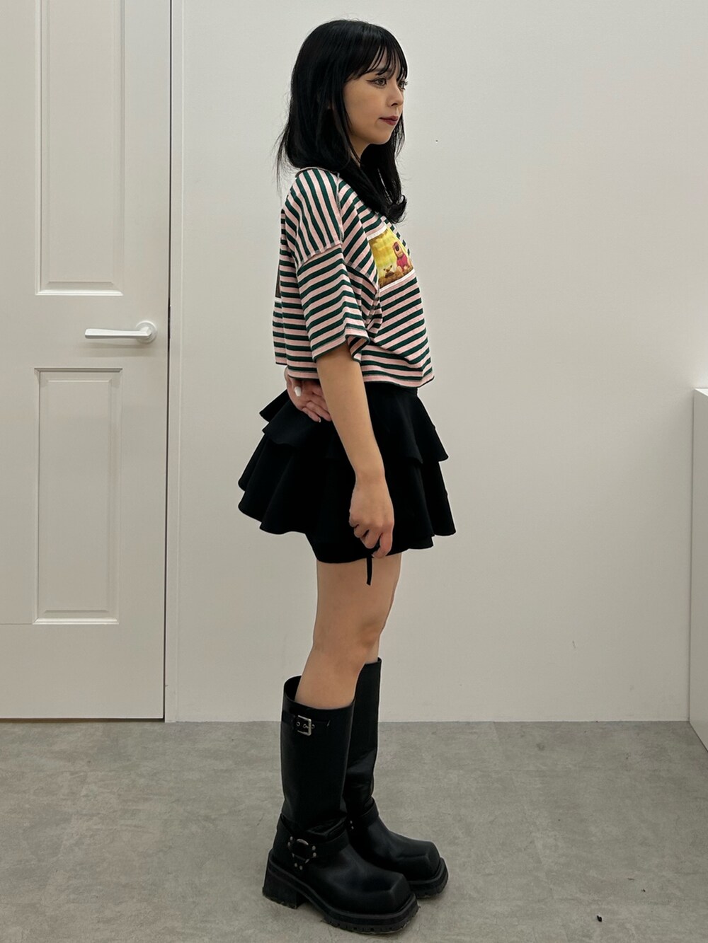 ブラック系のその他パンツ、ブラック系のブーツ、ピンク系のTシャツ/カットソーを着用したレディースの春コーディネートの2枚目の写真