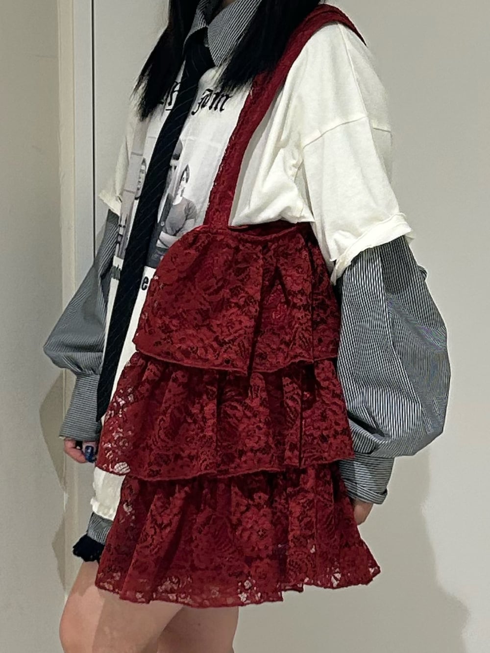 ホワイト系のTシャツ/カットソー、レッド系のスニーカー、レッド系のトートバッグを着用したレディースの春コーディネートの5枚目の写真