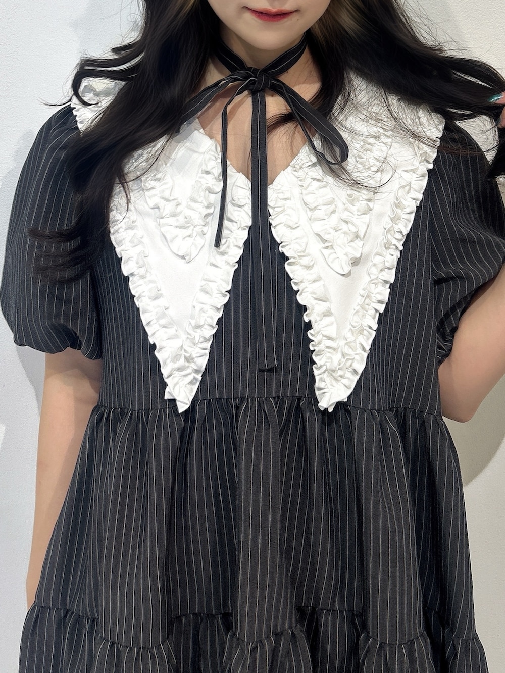 グレー系のワンピース、ブラック系のブーツを着用したレディースの冬コーディネートの4枚目の写真