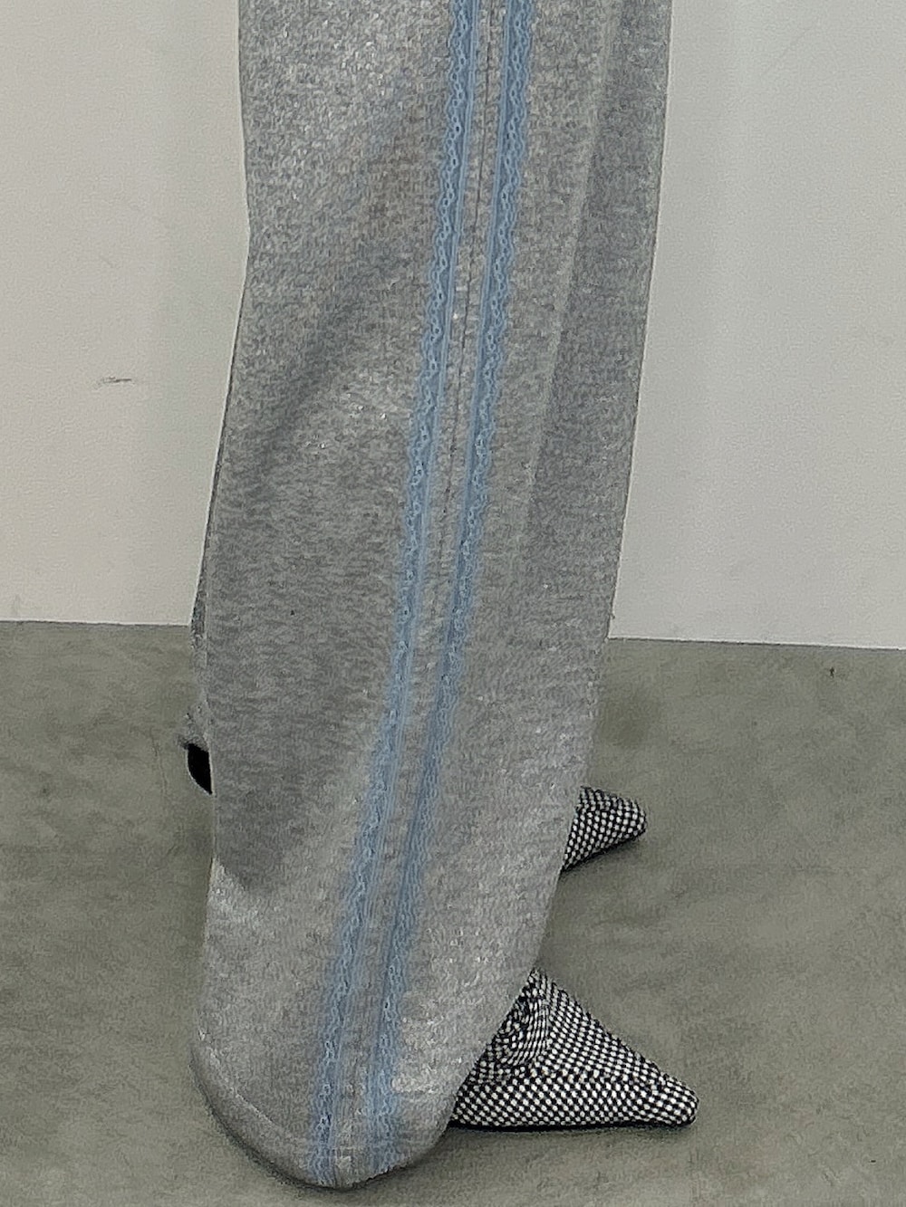 グレー系のキャミソール、グレー系のその他パンツ、ブルー系のTシャツ/カットソーを着用したレディースの春コーディネートの5枚目の写真