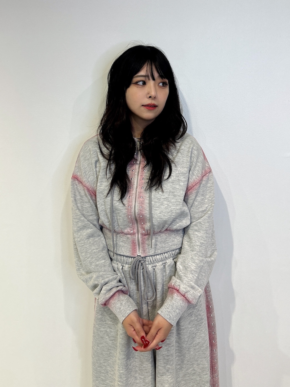 グレー系のパーカー、グレー系のスウェットパンツ、ブラック系のローファーを着用したレディースの冬コーディネートの4枚目の写真