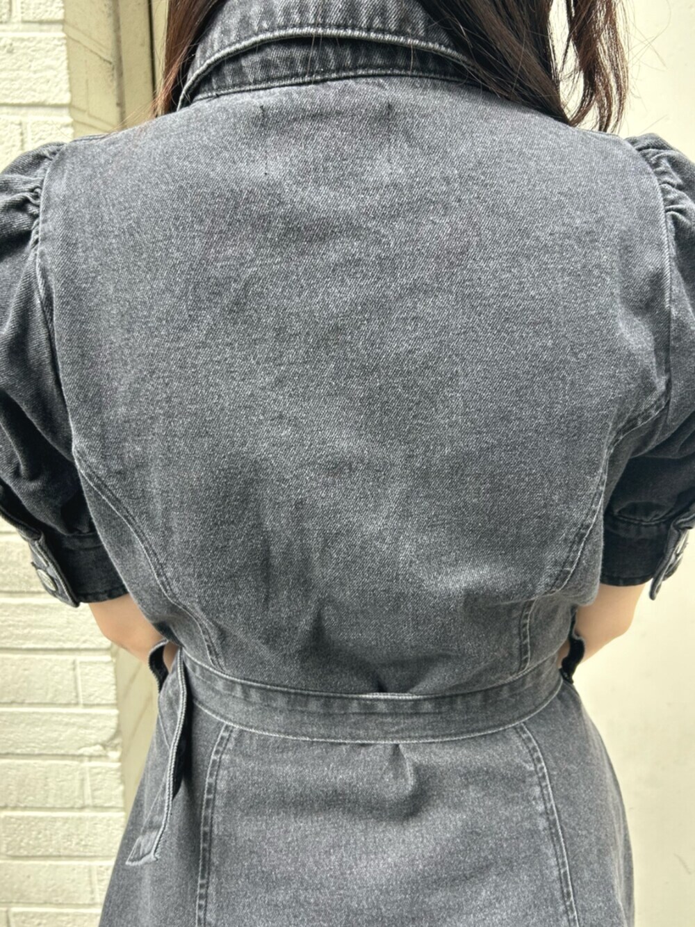 ブラック系のブーツ、ブラック系のワンピース、ホワイト系のチョーカーを着用したレディースの春コーディネートの7枚目の写真