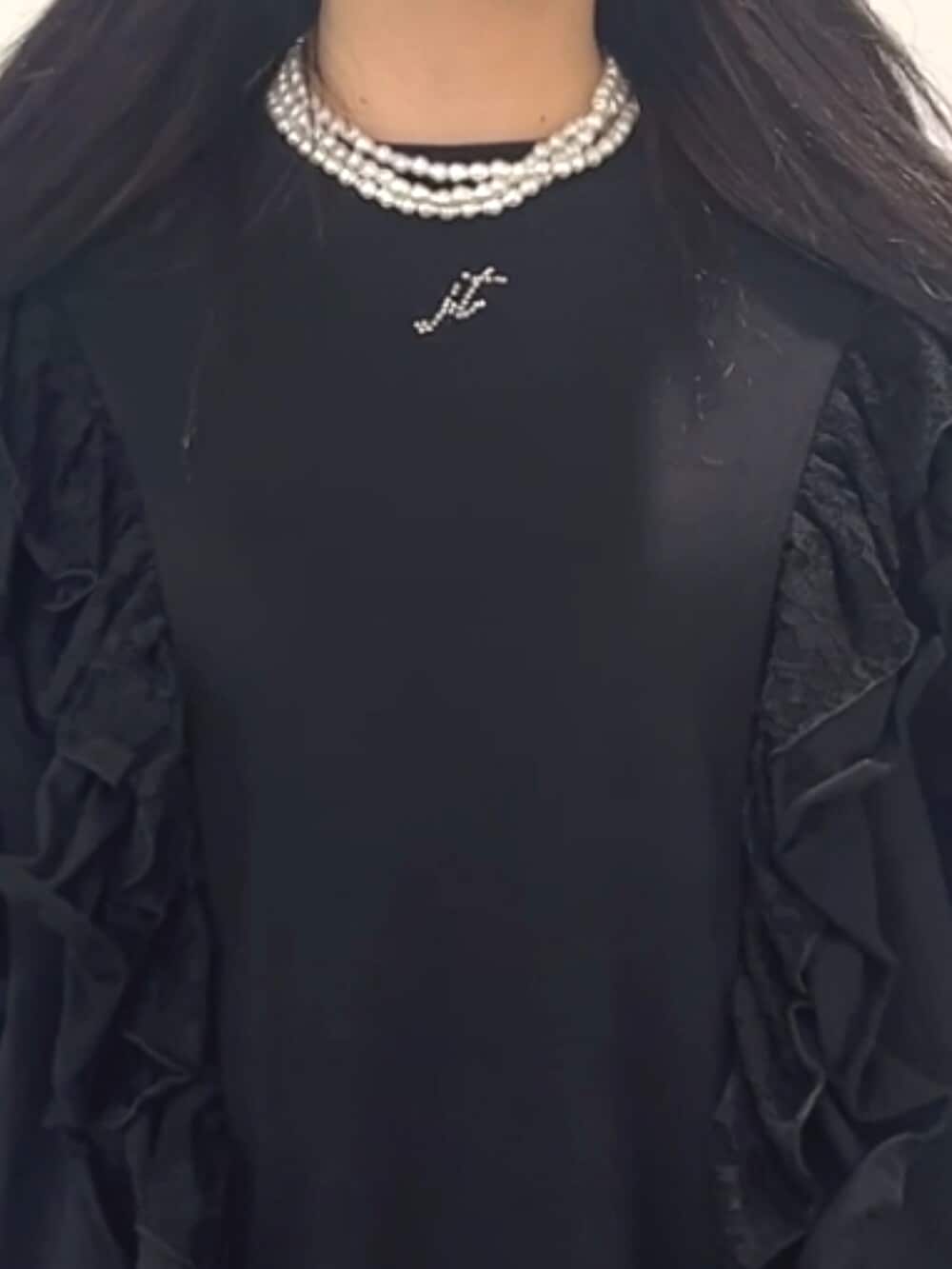 ブラック系のその他シューズ、ブラック系のスカート、ブラック系のTシャツ/カットソーを着用したレディースの夏コーディネートの7枚目の写真