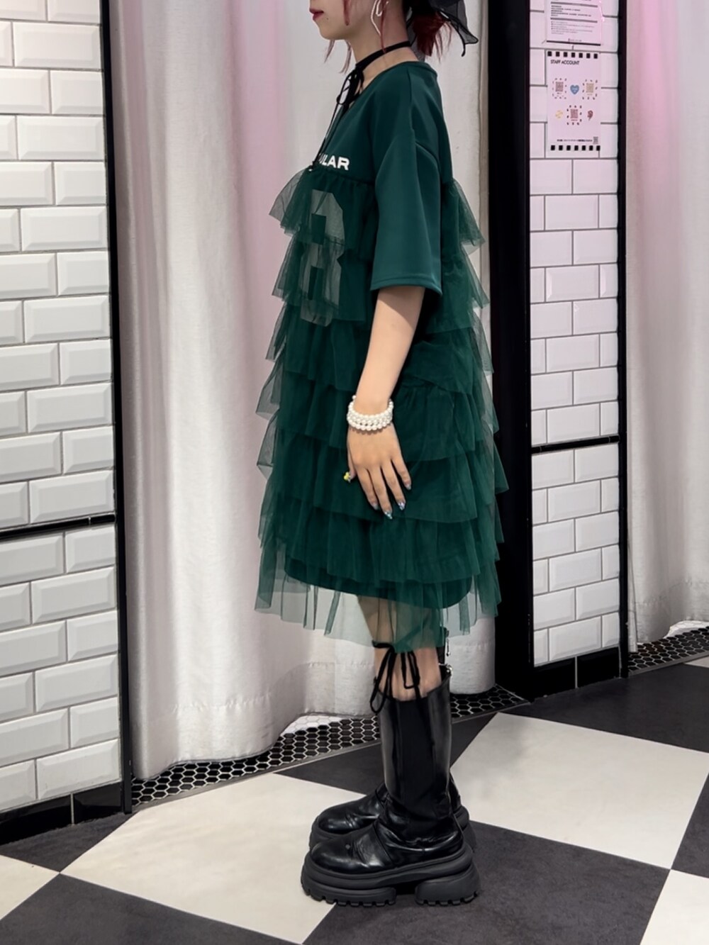 グリーン系のワンピース、ブラック系のその他パンツ、ブラック系のチョーカーを着用したレディースの夏コーディネートの2枚目の写真