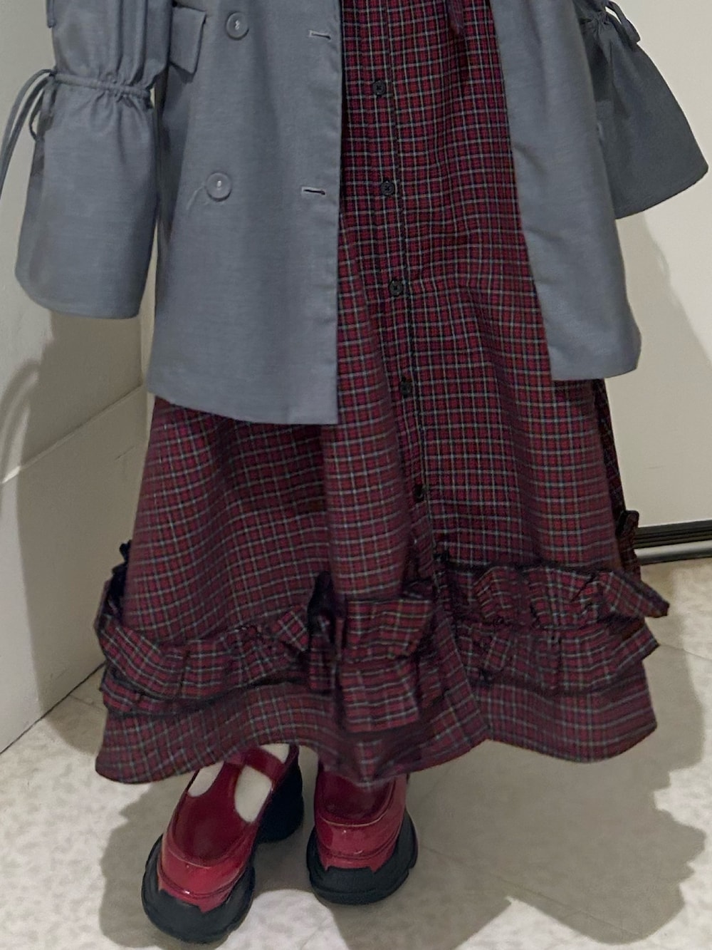 グレー系のワンピース、レッド系のワンピース、レッド系のローファーを着用したレディースの春コーディネートの6枚目の写真