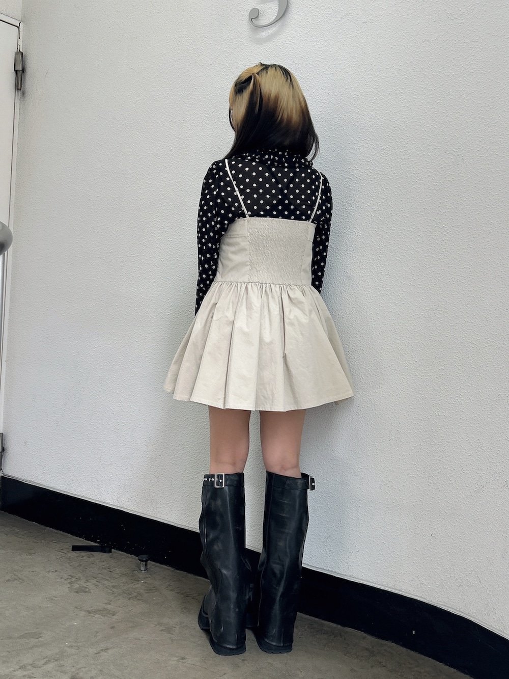 ホワイト系のチュニック、ブラック系のシャツ/ブラウスを着用したレディースの春コーディネートの3枚目の写真