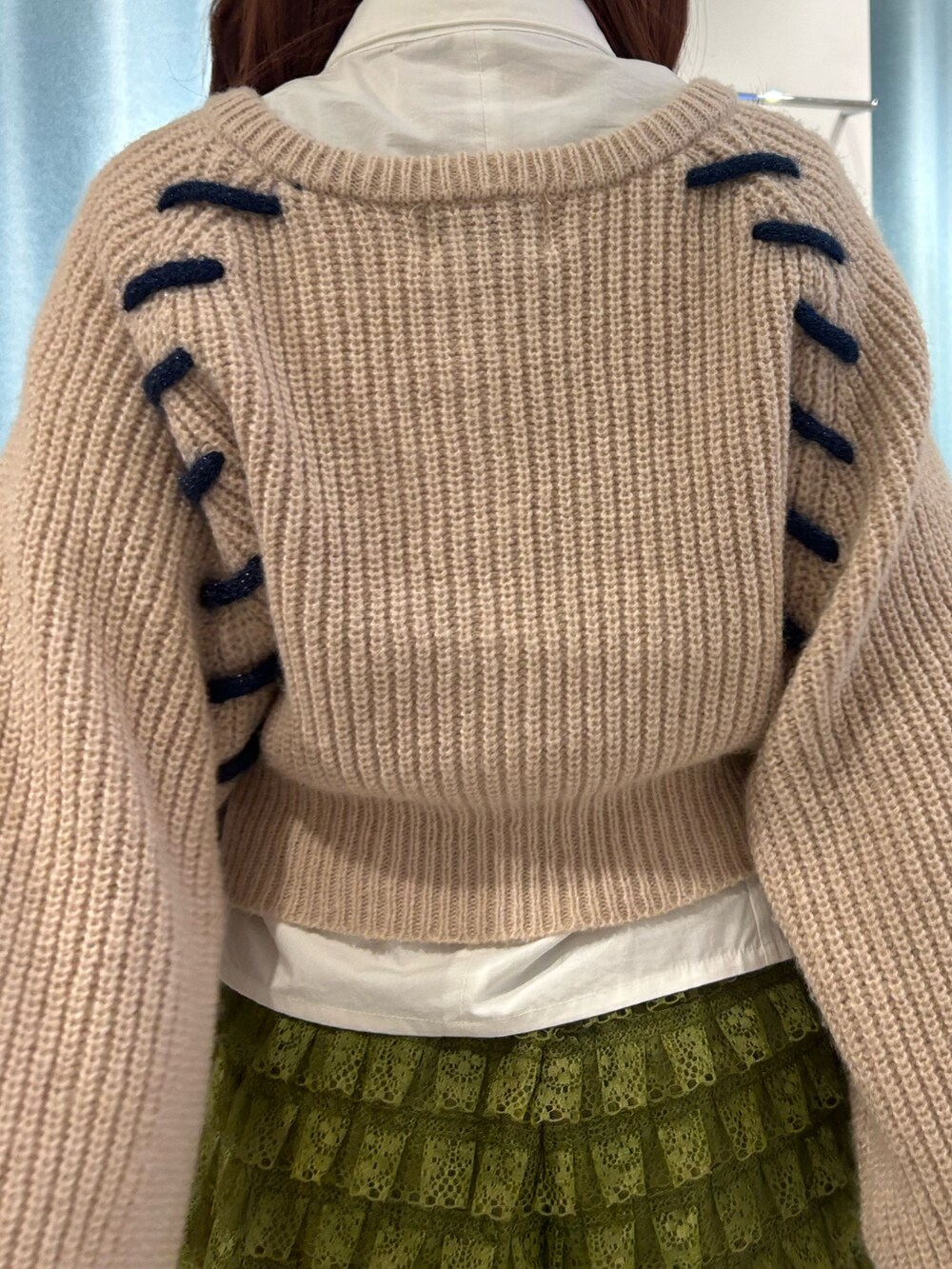 ホワイト系のカーディガン/ボレロ、グリーン系のその他パンツ、ブラック系のブーツを着用したレディースの冬コーディネートの6枚目の写真