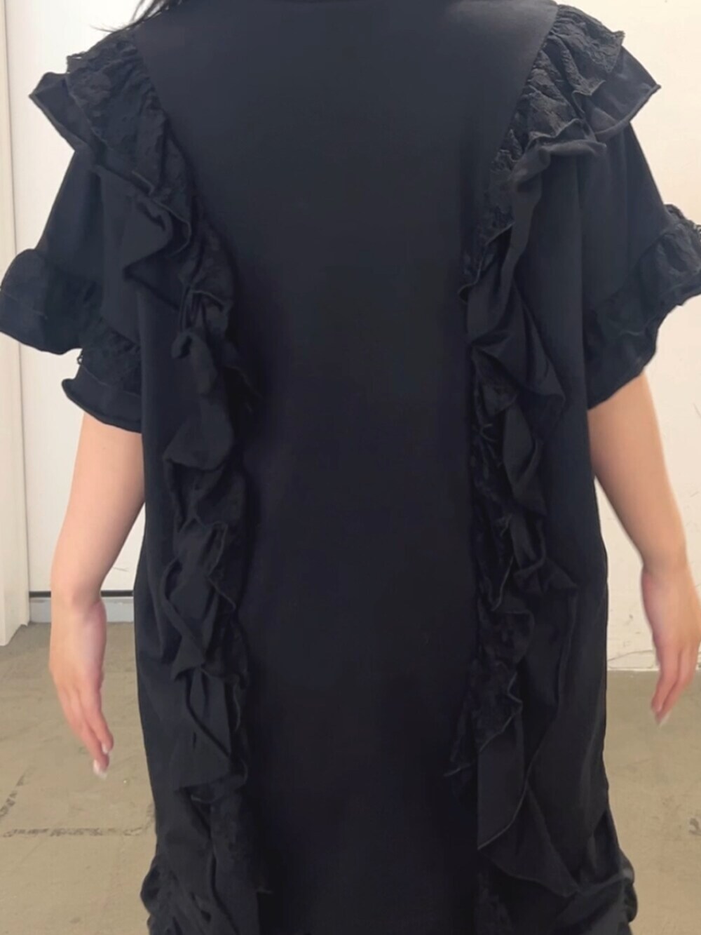 ブラック系のその他シューズ、ブラック系のスカート、ブラック系のTシャツ/カットソーを着用したレディースの夏コーディネートの5枚目の写真