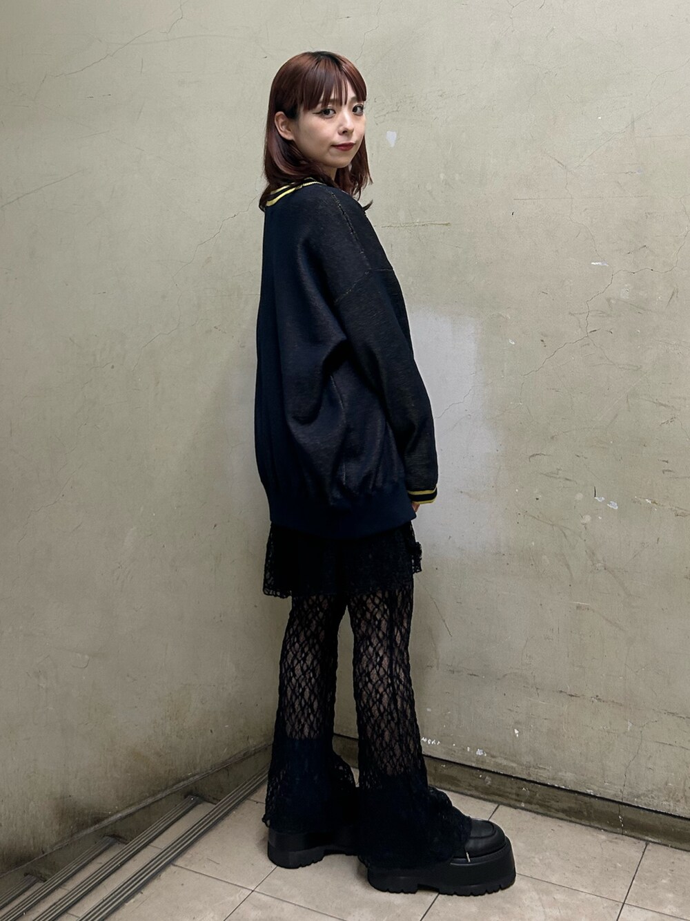 ブルー系のニット/セーター、ホワイト系のTシャツ/カットソー、ブラック系のその他パンツを着用したレディースの冬コーディネートの2枚目の写真