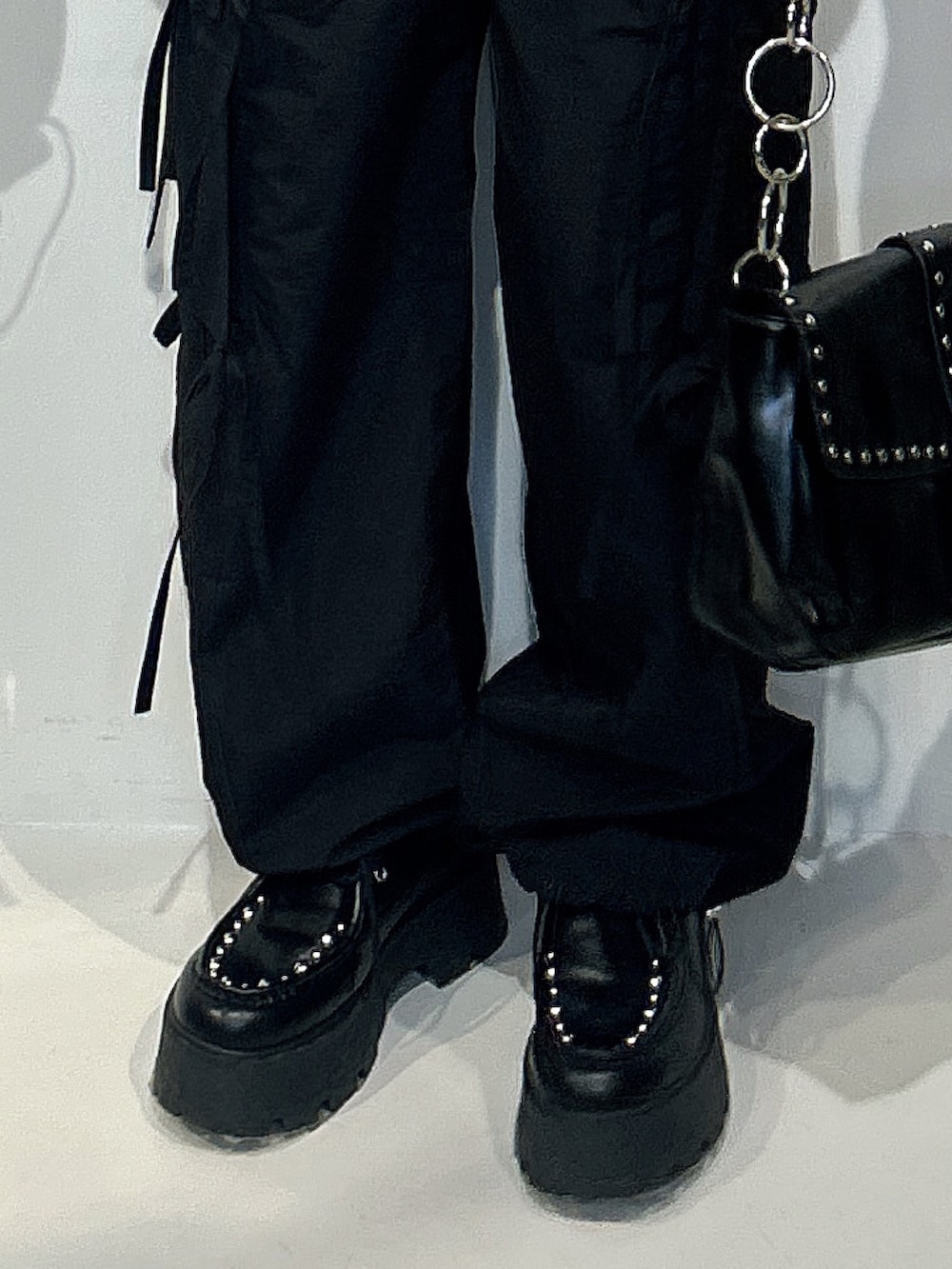 ブラック系のその他トップス、ブラック系のその他パンツ、ブラック系のローファーを着用したレディースの春コーディネートの5枚目の写真