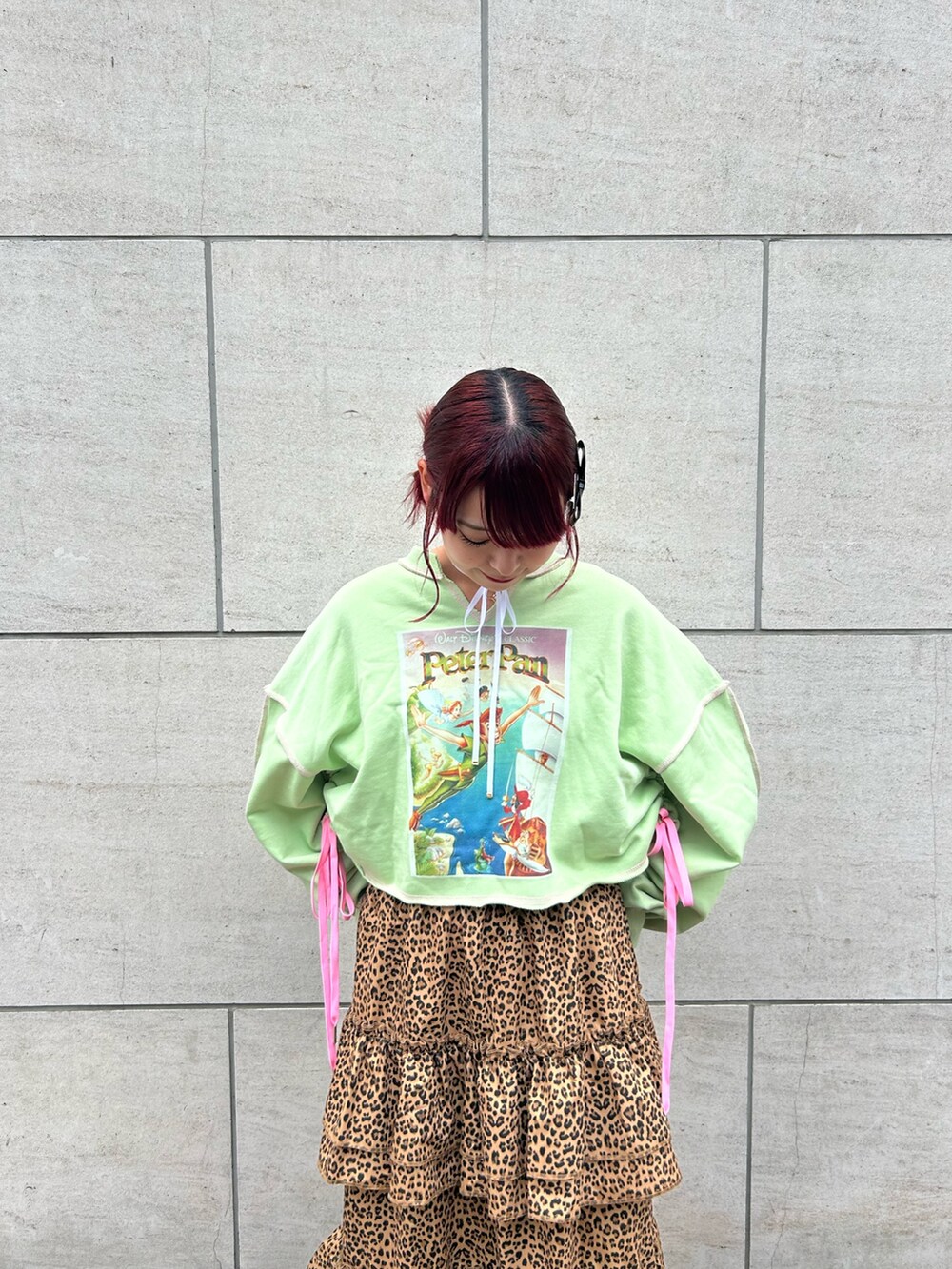 ブラウン系のスカート、グリーン系のスウェット、ブラック系のブーツを着用したレディースの夏コーディネートの4枚目の写真