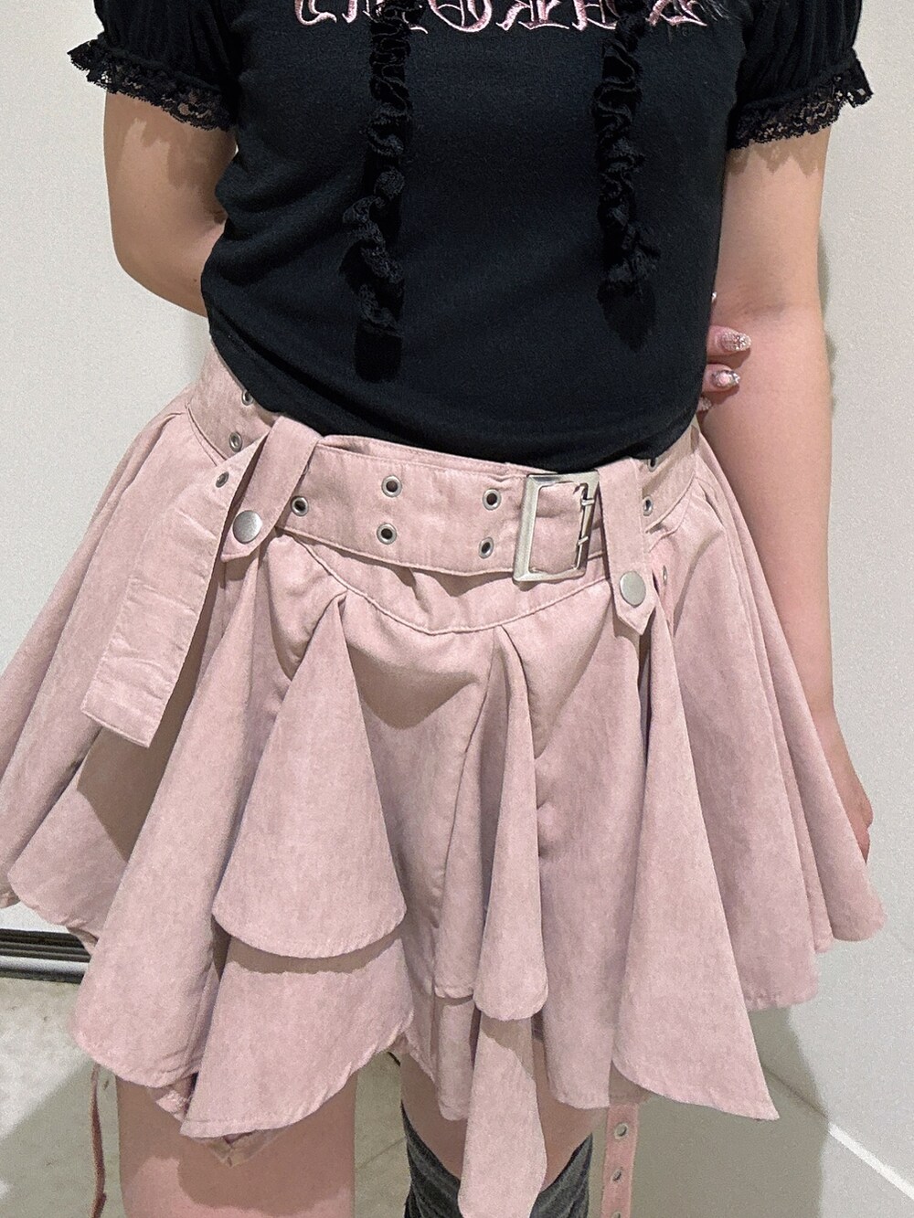 ブラック系のTシャツ/カットソー、ピンク系のスカート、ブラック系のブーツを着用したレディースの春コーディネートの7枚目の写真