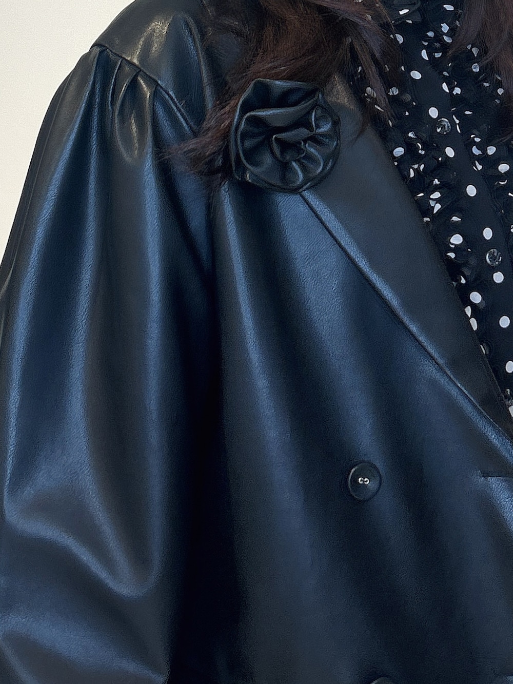 グレー系のスラックス、ブラック系のシャツ/ブラウス、ブラック系のテーラードジャケットを着用したレディースの冬コーディネートの5枚目の写真